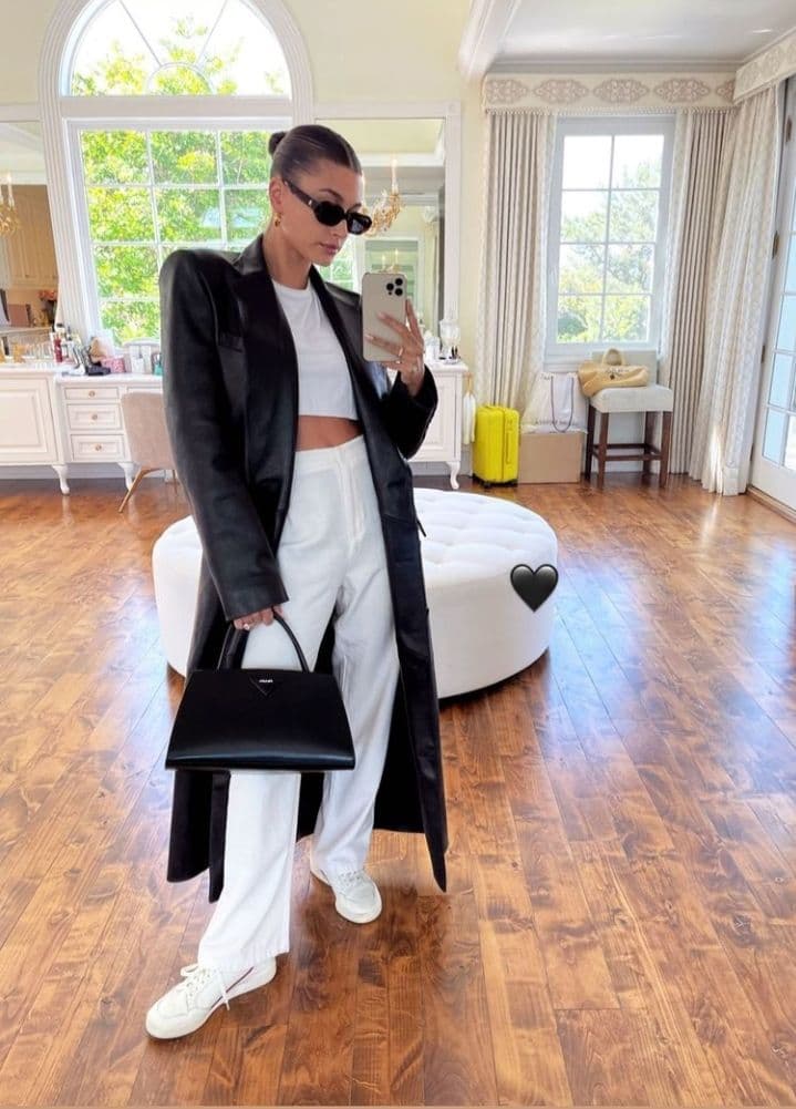 Шкіряний піджак і кроп-топ: Хейлі Бібер показала ультрамодний кежуал-образ на літо